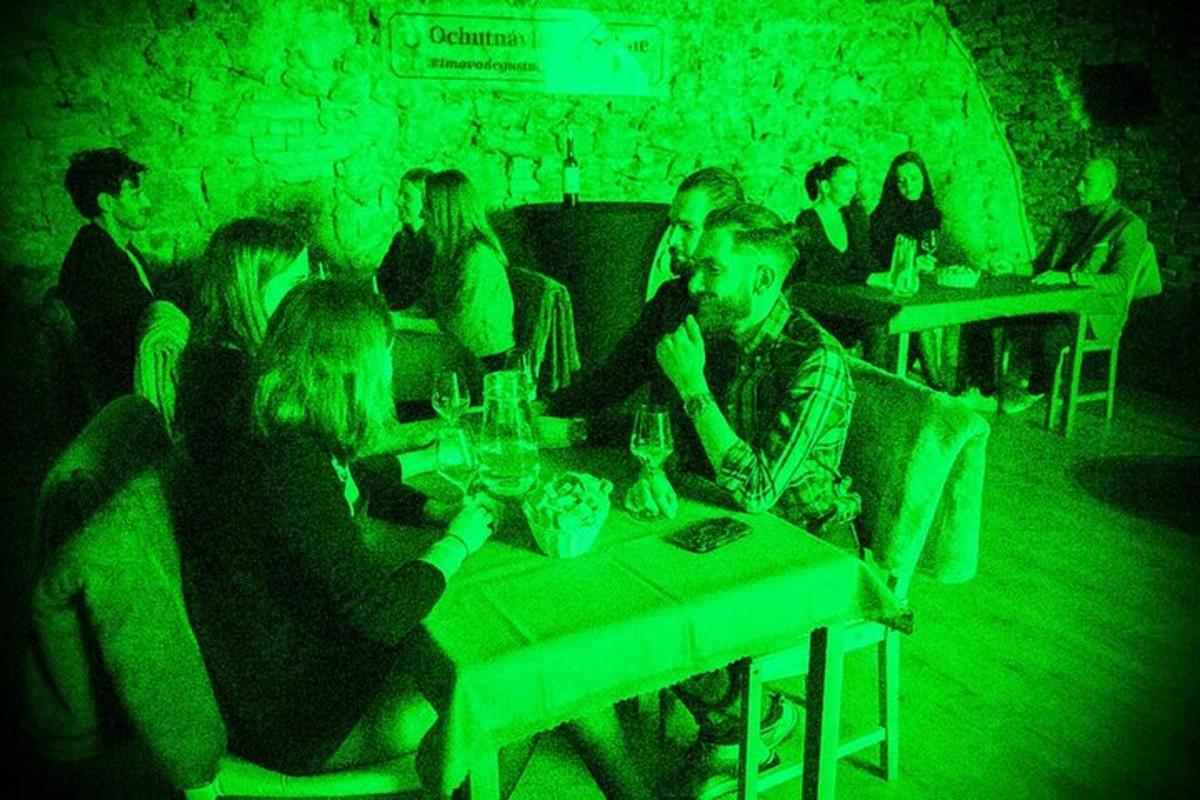 skupina lidí sedících u stolu v restauraci