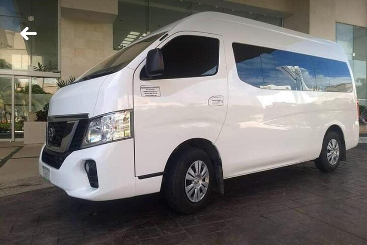bel kombi parkiran pred stavbo