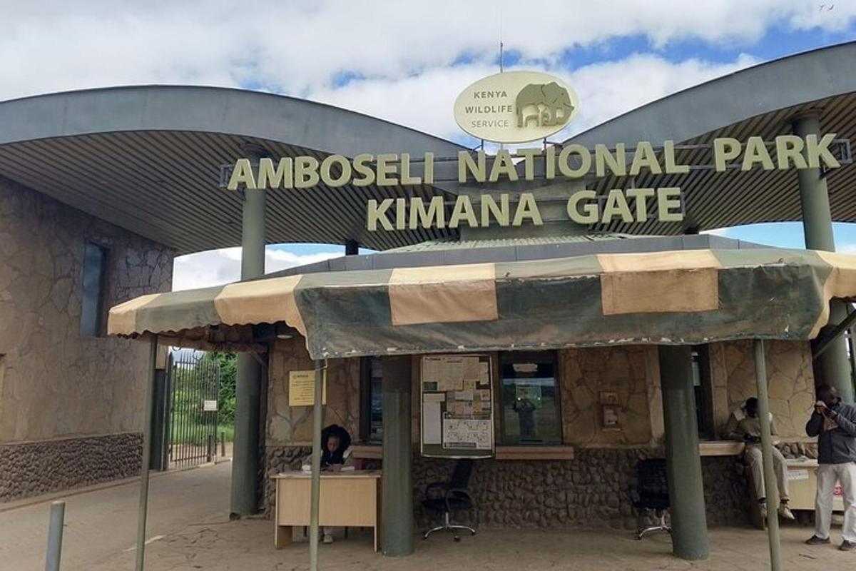 Una entrada a la Puerta Kimma del Parque Nacional de Ámsterdam