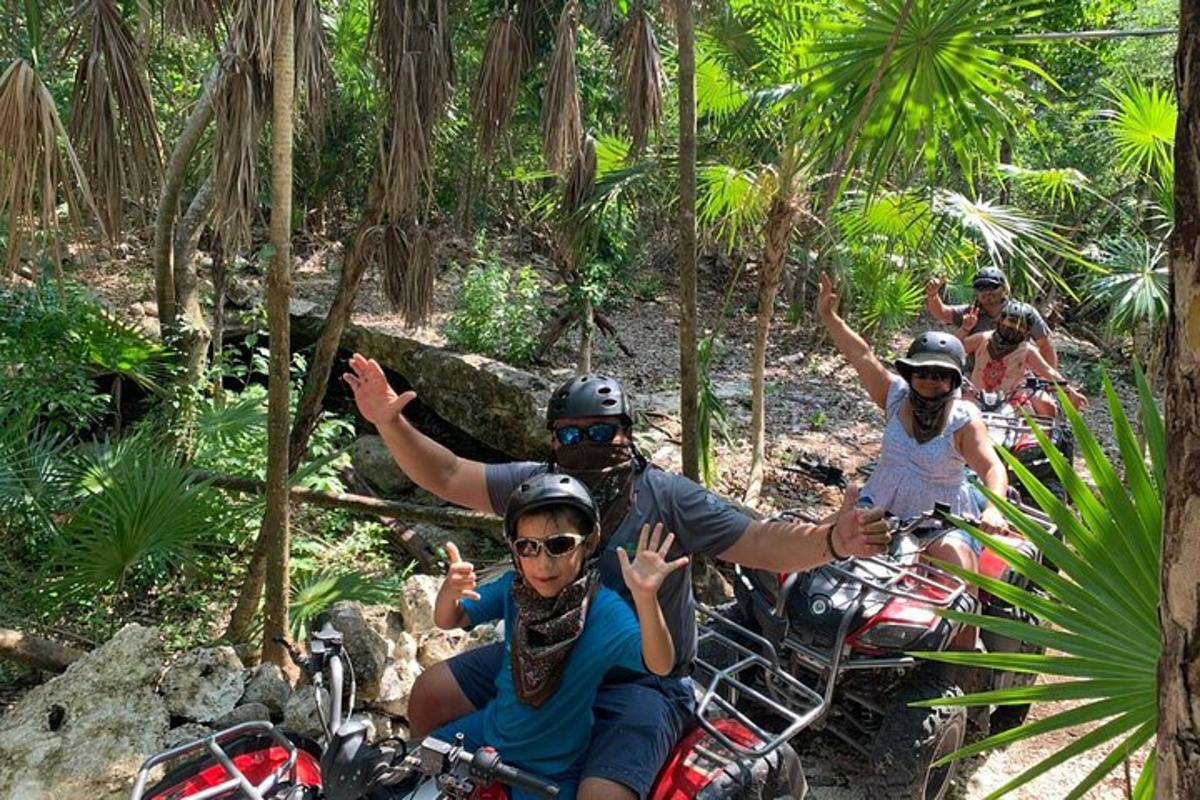 un gruppo di persone in motocicletta lungo un sentiero