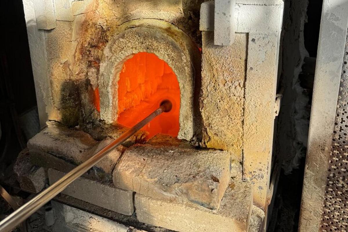 un forno di mattoni con un fuoco arancione al suo interno