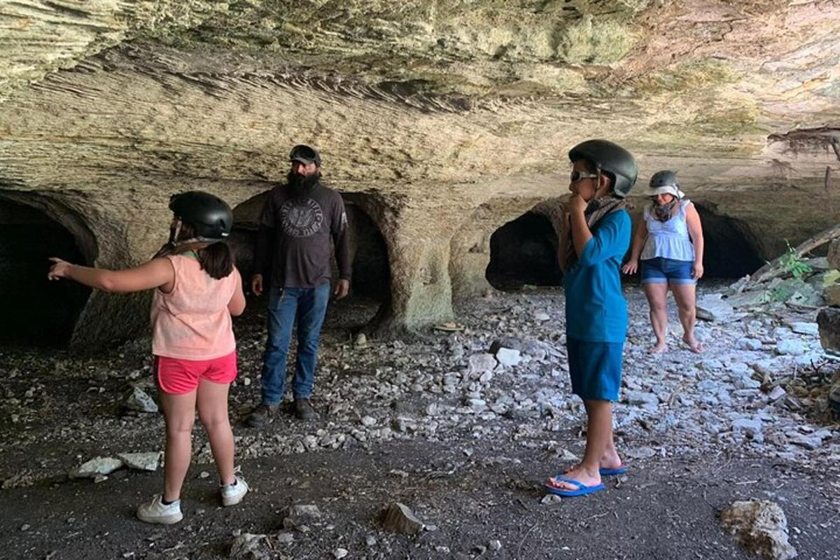 un gruppo di persone in piedi in una grotta