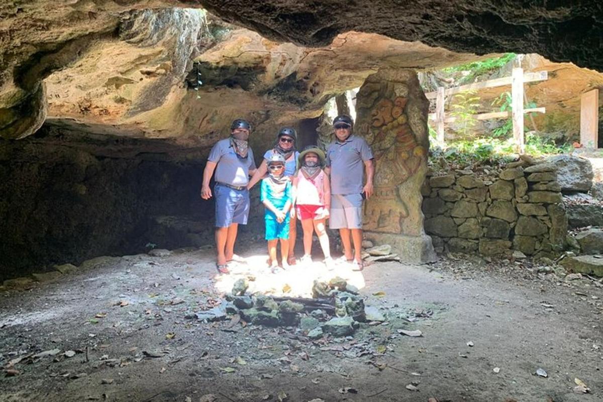 un gruppo di persone in piedi in una grotta