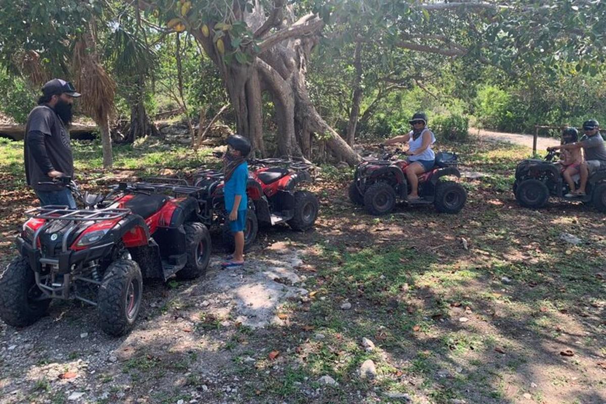 un gruppo di persone che guidano quad su un sentiero