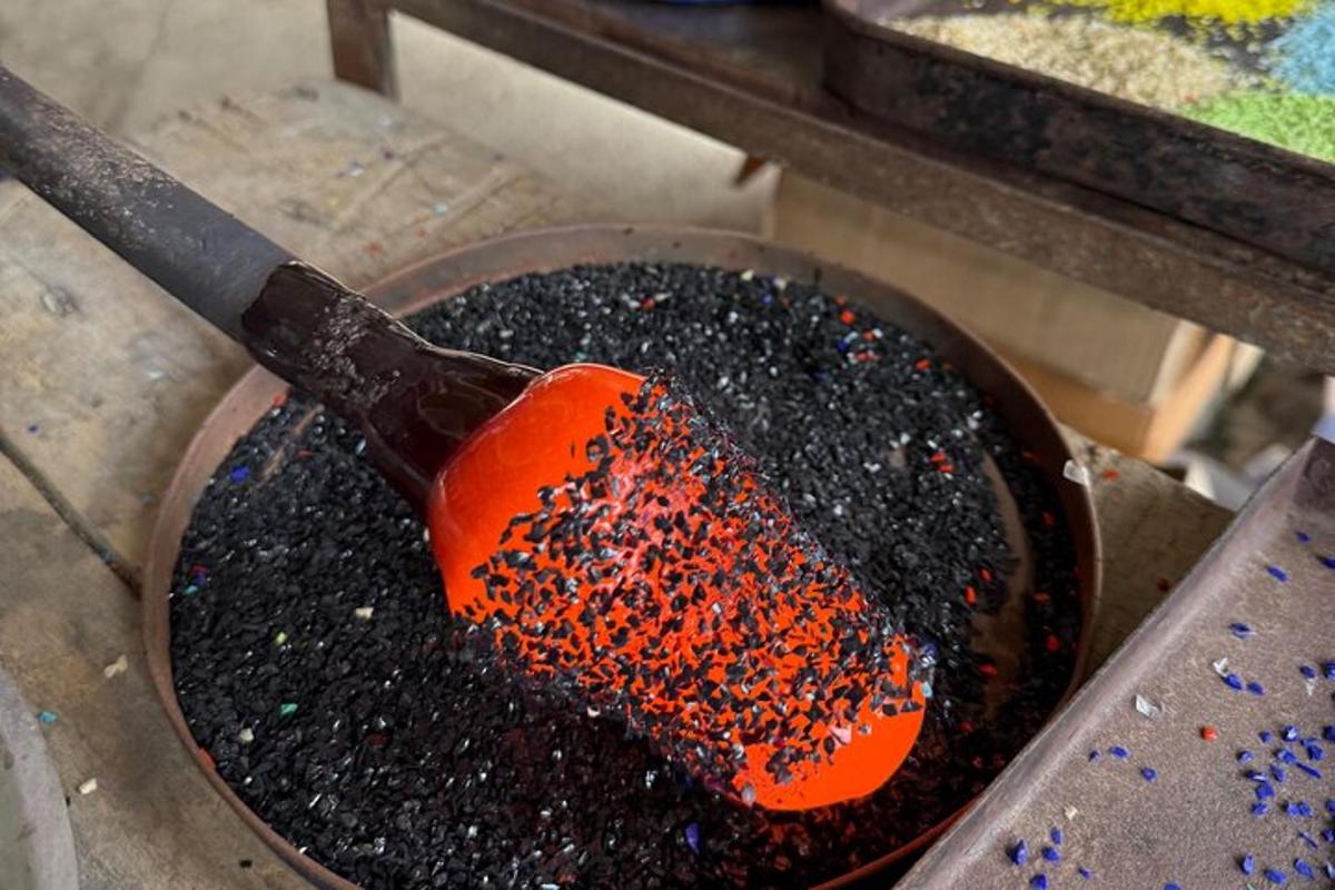 una spatola piena di terra nera in una padella