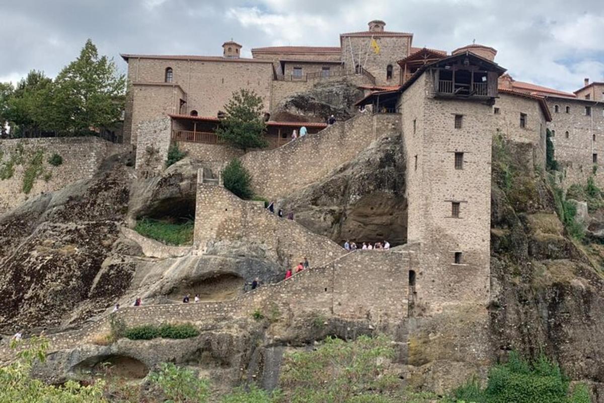 um grande edifício no topo de uma montanha