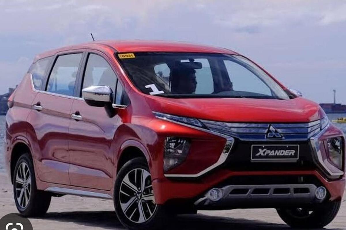 un SUV Mazda rosso parcheggiato sulla spiaggia