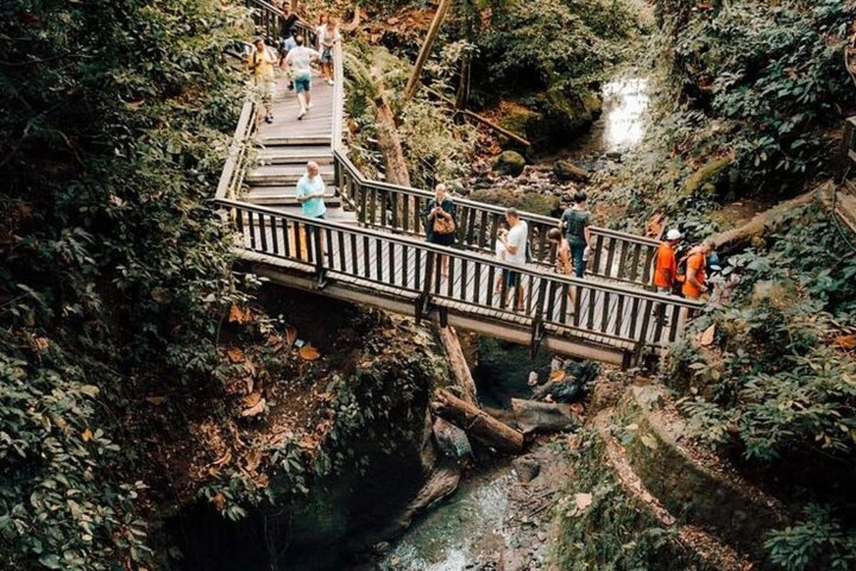 un gruppo di persone che attraversa un ponte su un fiume
