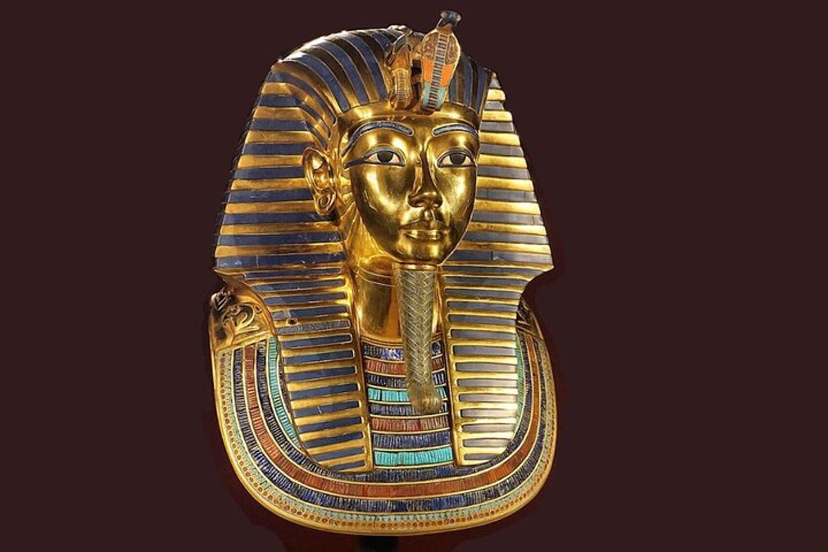 zlatá socha egyptské bohyně
