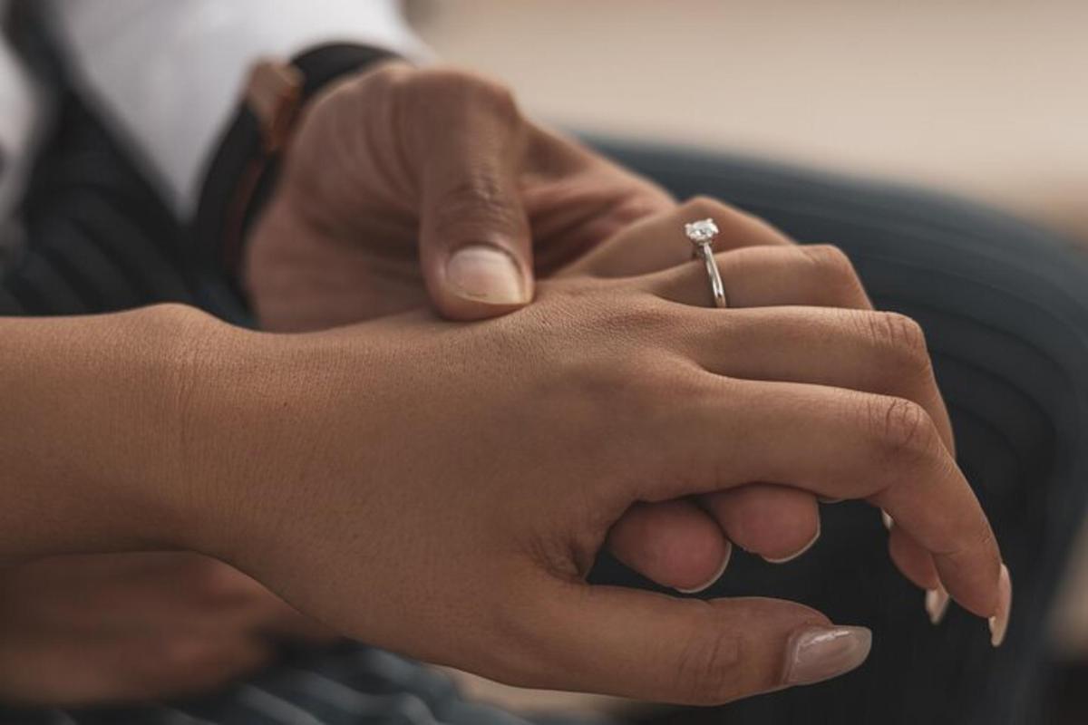 một người đàn ông đang đeo nhẫn vào tay một người