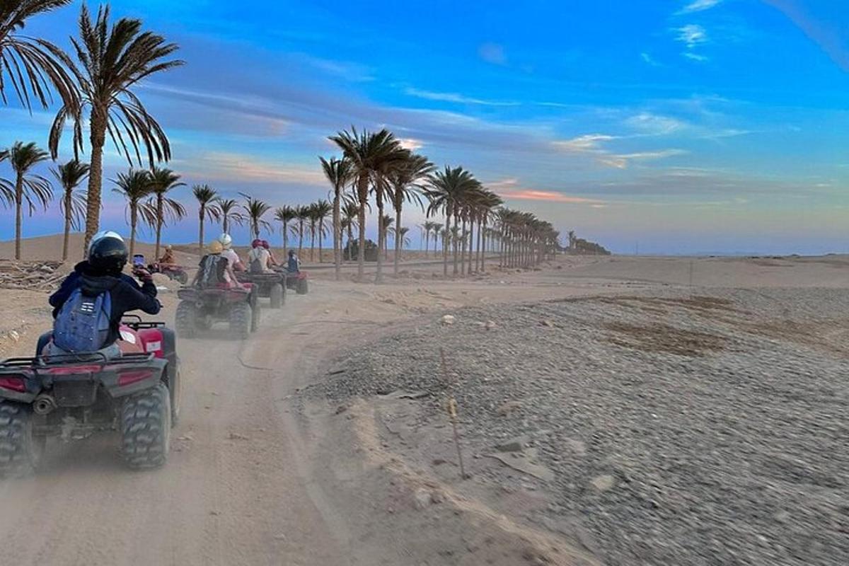 sekumpulan orang menunggang atv di pantai