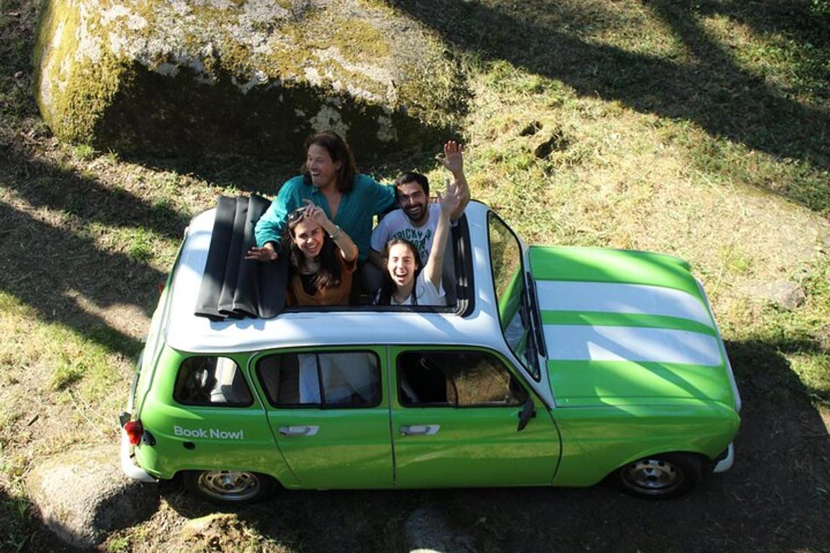 un gruppo di persone che viaggiano su un furgone verde