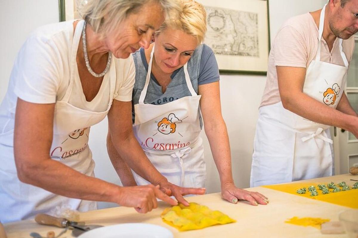 un gruppo di persone in cucina che preparano il cibo