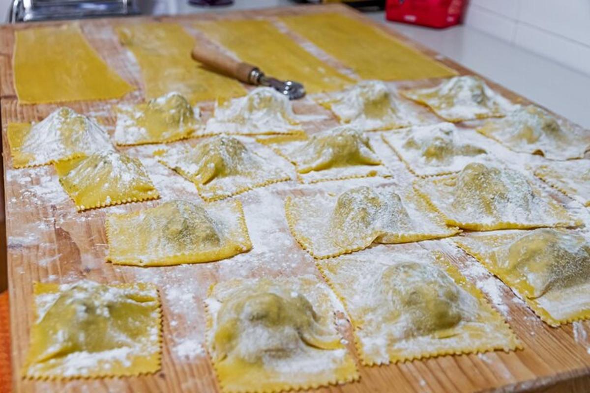 un mucchio di cibo crudo su un tagliere