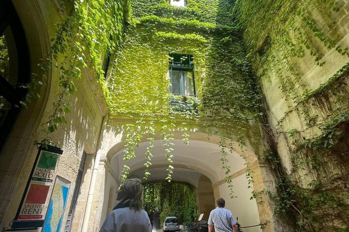 algumas pessoas caminhando por um beco