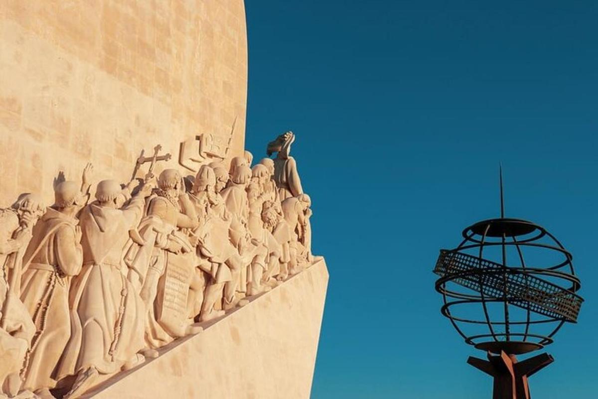 statua grupy ludzi na ścianie budynku