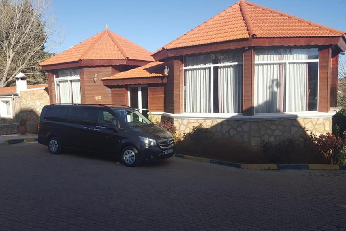 uma van preta estacionada em frente a uma casa