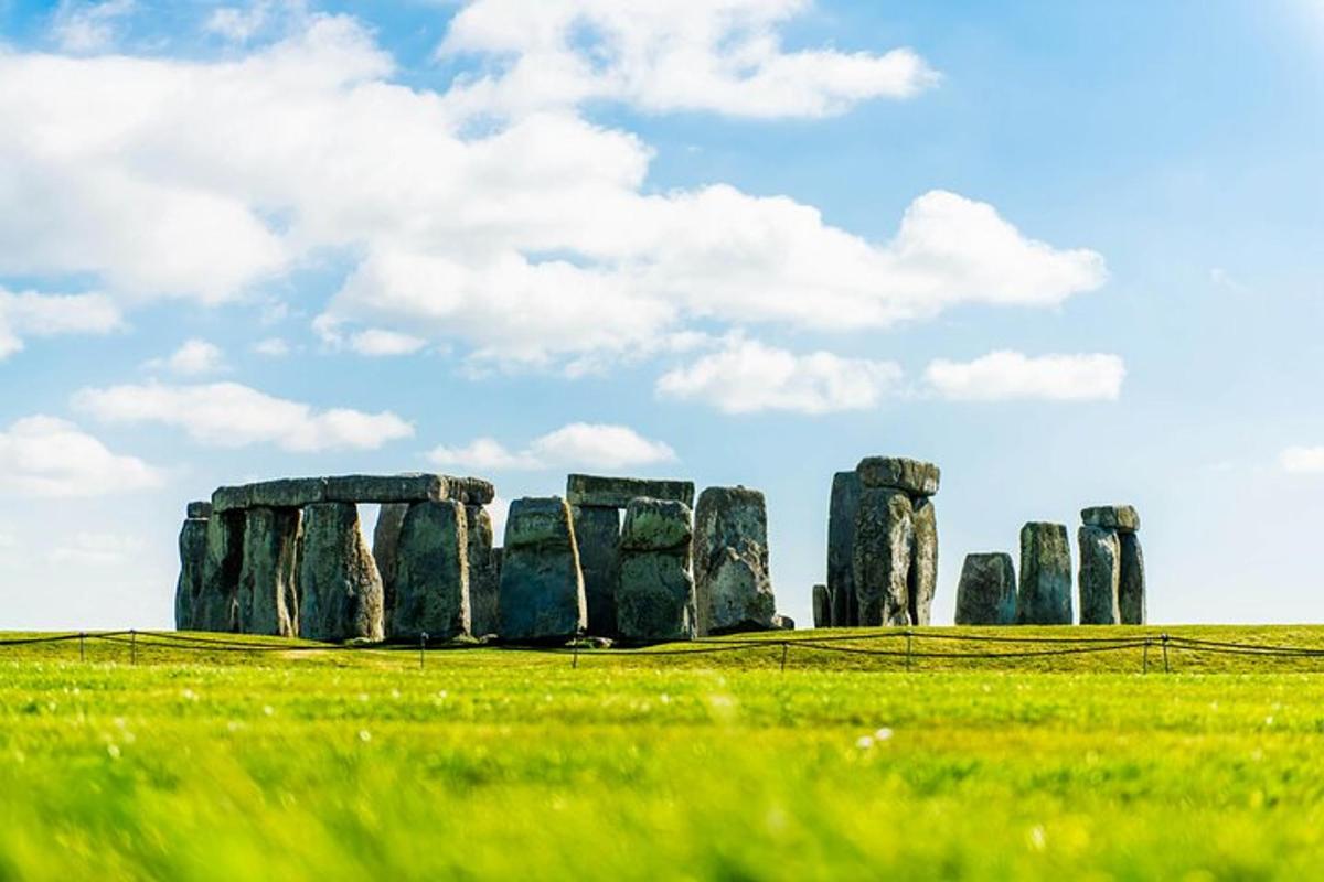 rühm Stonehenge'i kaljusid põllul