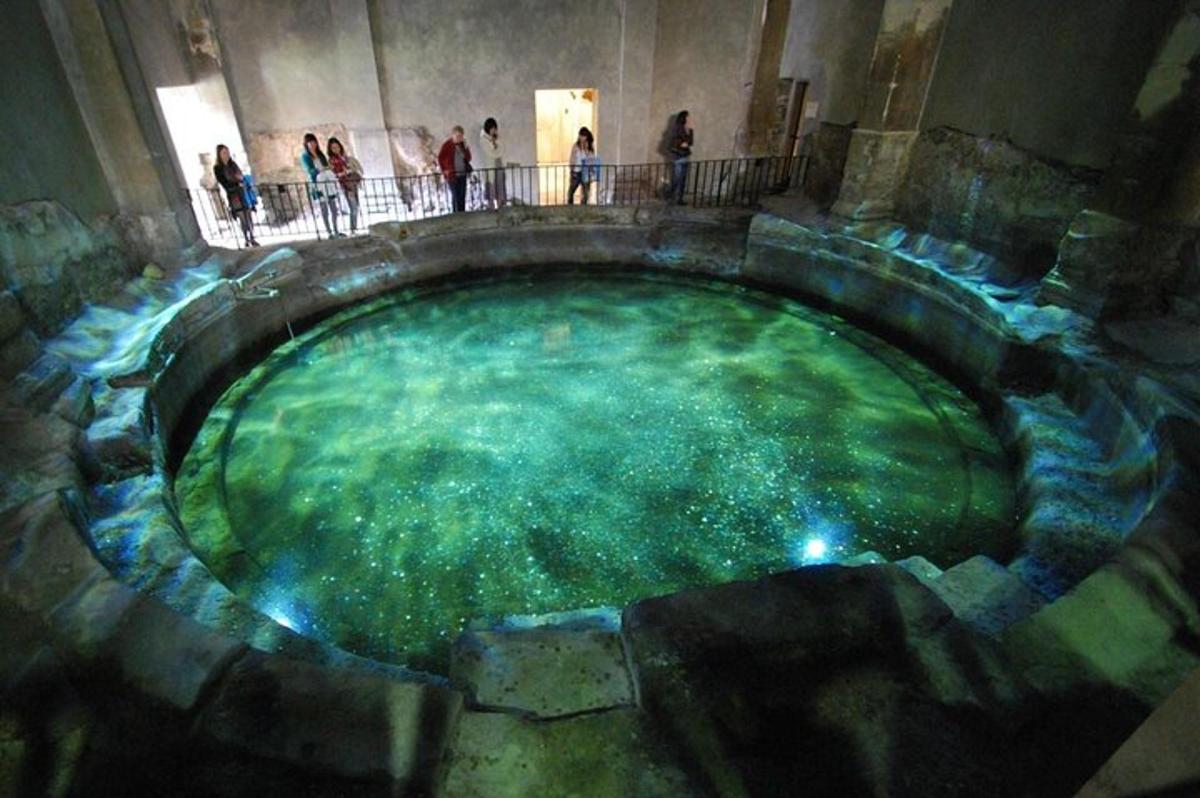 kolam air yang besar dengan orang ramai berdiri di sekelilingnya