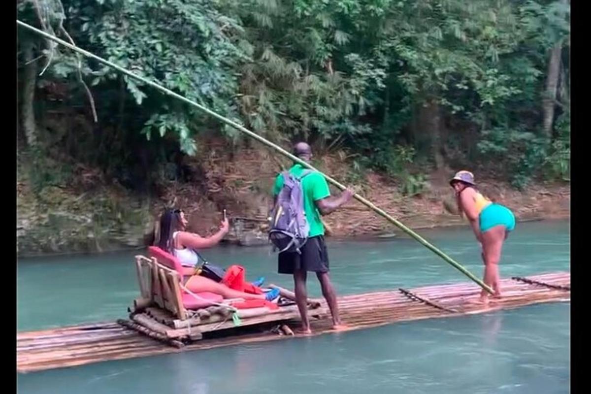 một nhóm người trên bè trên mặt nước