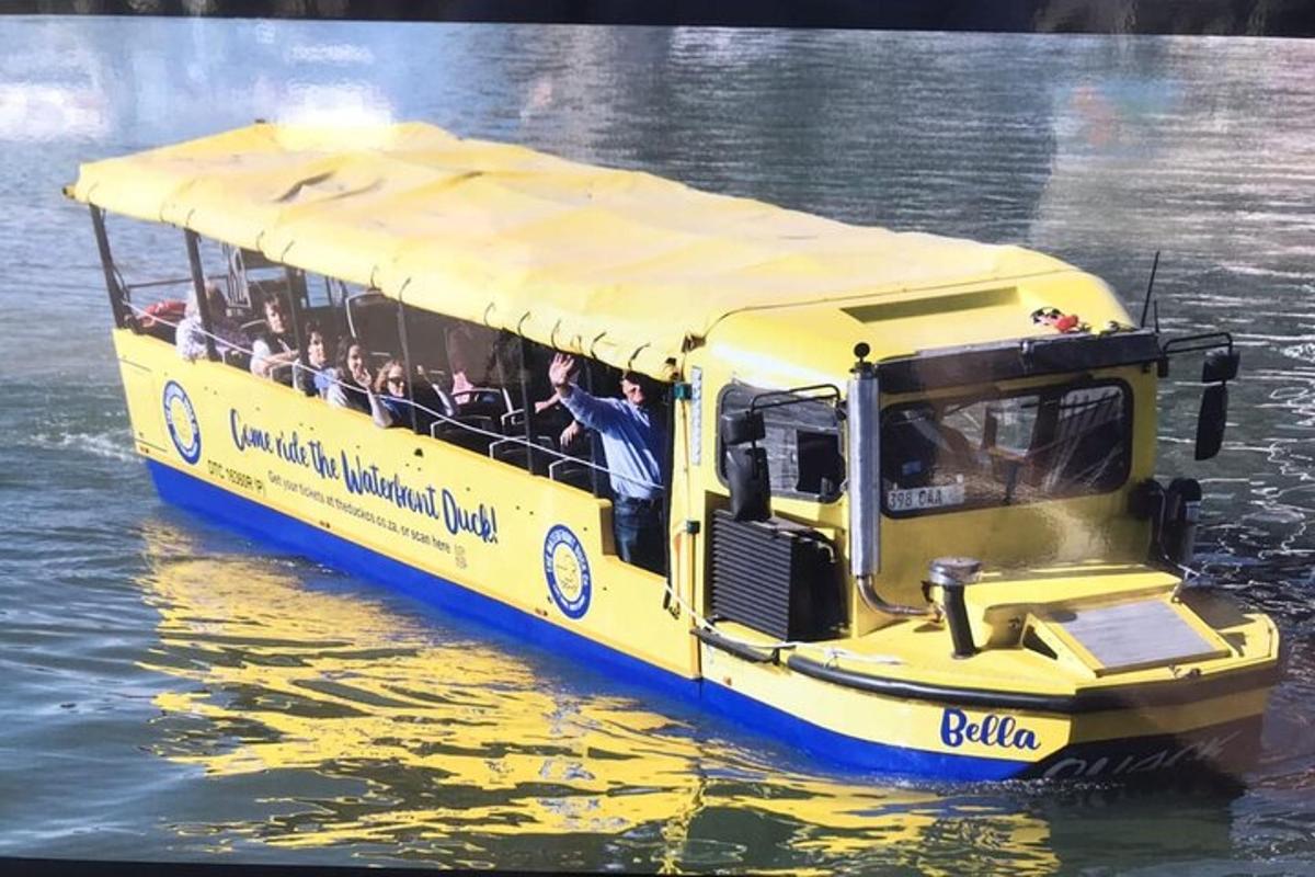 un autobus giallo in acqua con persone dentro