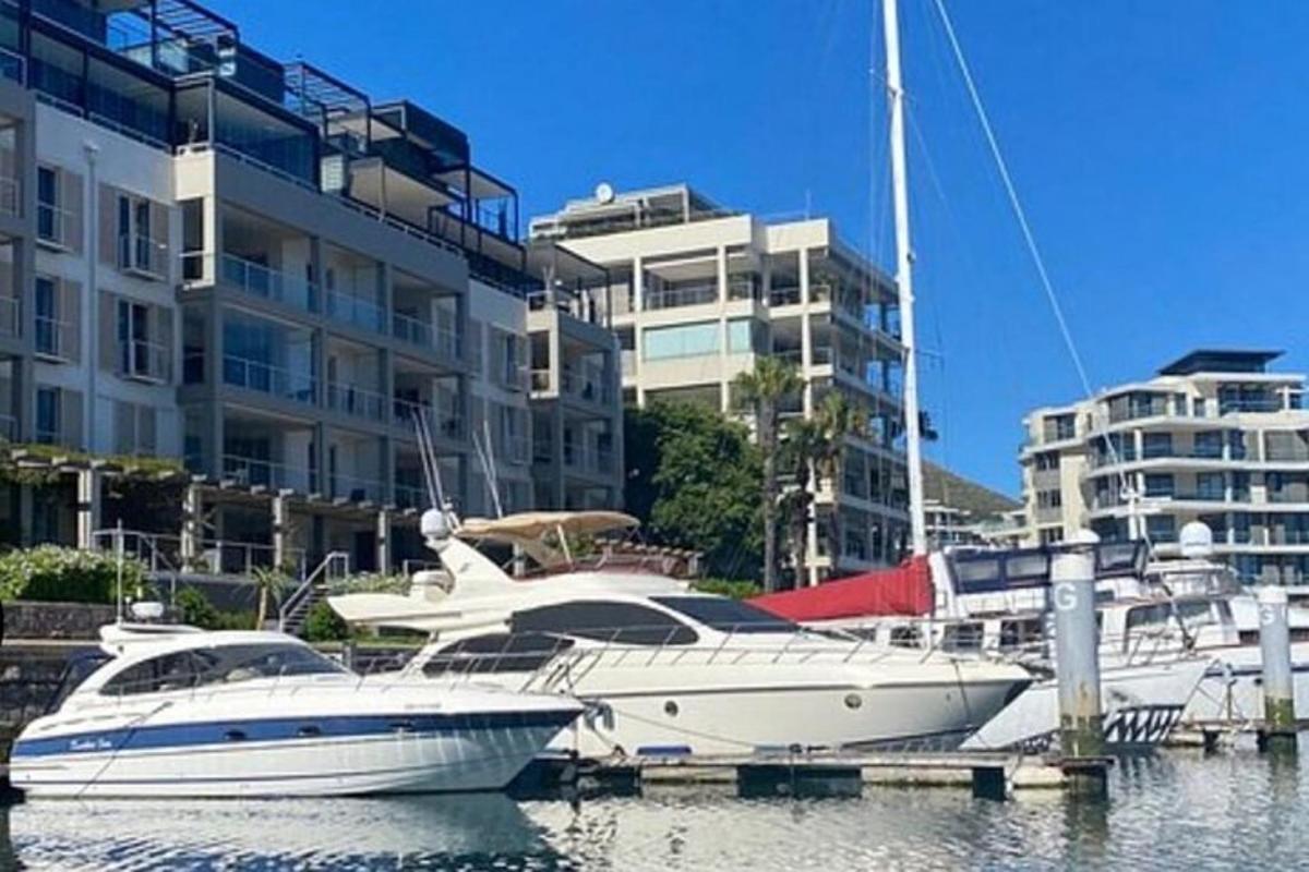 due barche sono attraccate in acqua vicino agli edifici