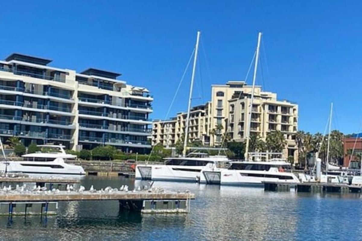 μια ομάδα σκαφών που δένουν σε μια μαρίνα με κτίρια