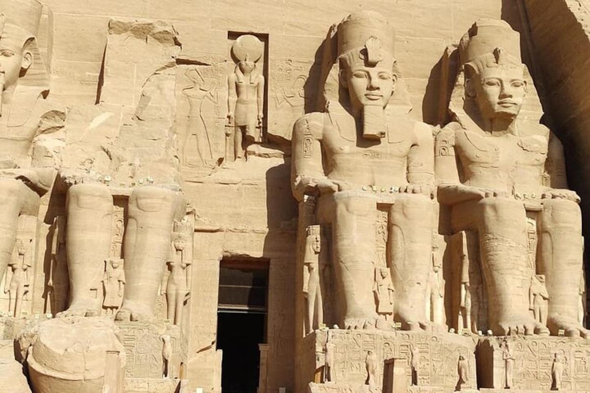 مبنى به مجموعة من التماثيل