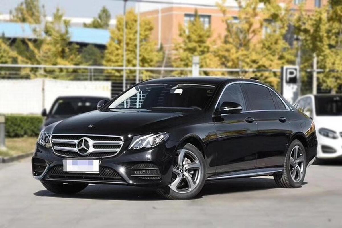 Černé auto Mercedes Benz zaparkované na parkovišti