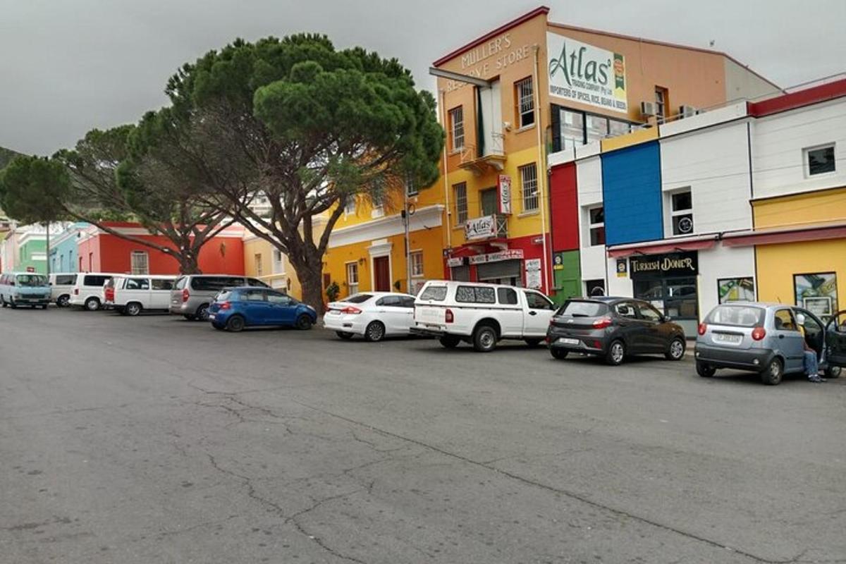 una strada cittadina con auto parcheggiate davanti agli edifici