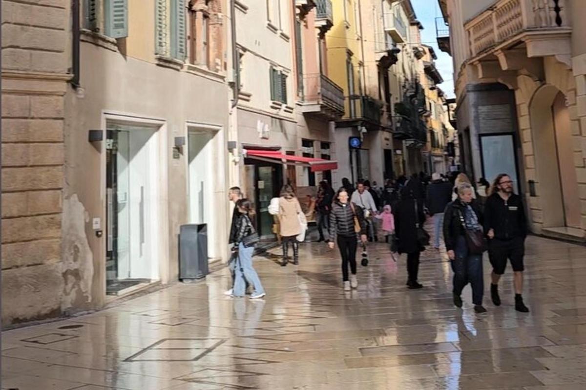 um grupo de pessoas caminhando por uma rua da cidade