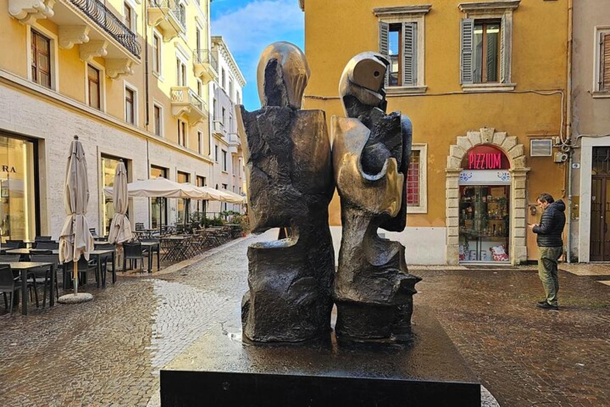 posąg dwóch osób na ulicy