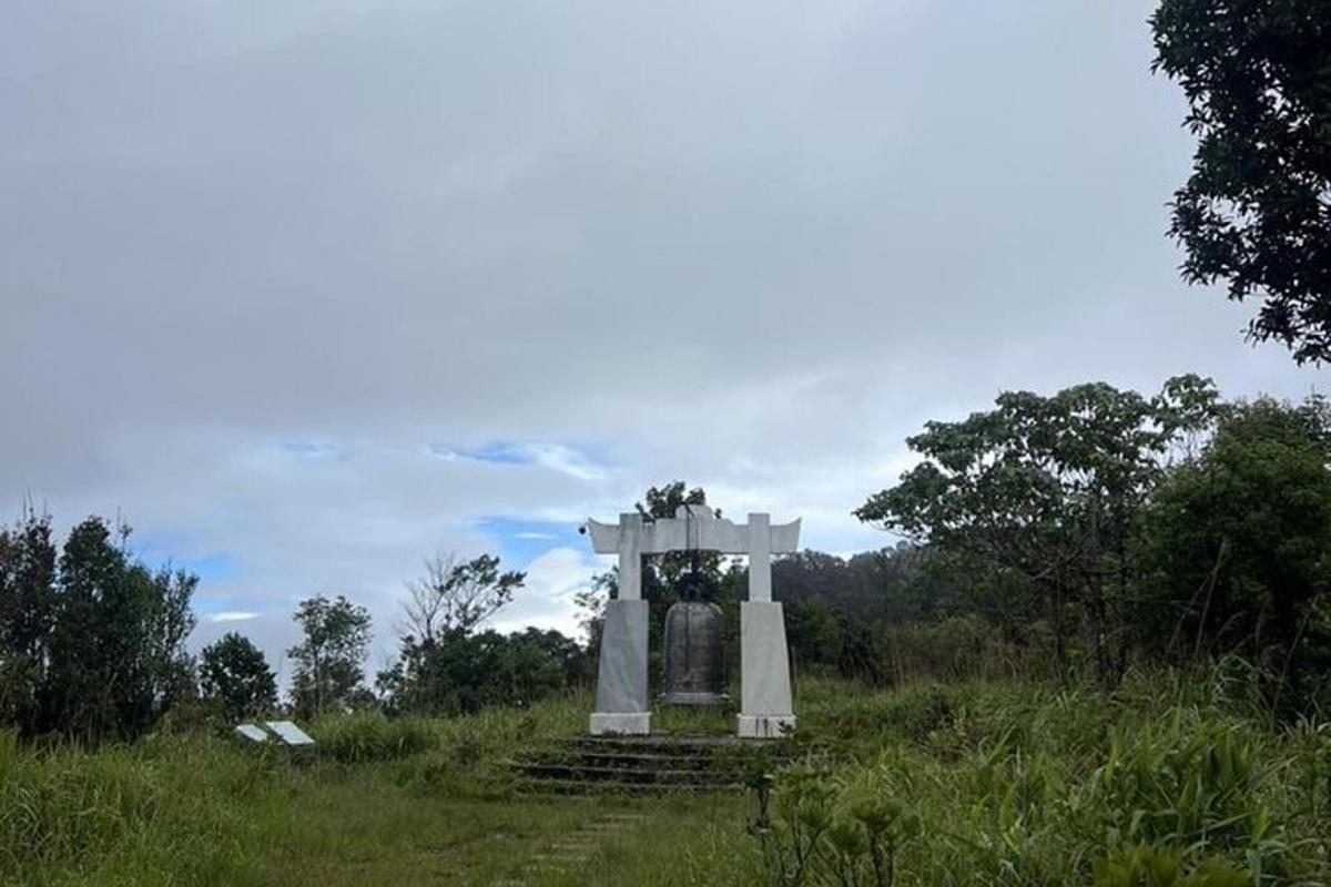 un monumento in mezzo a un campo