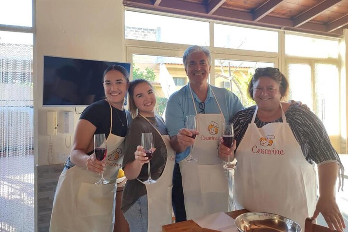um grupo de pessoas vestindo aventais segurando taças de vinho