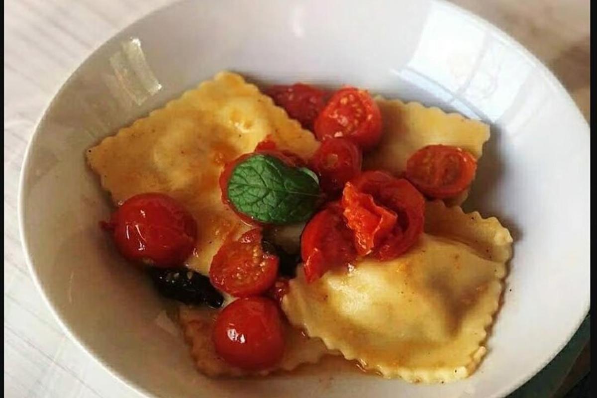 valge taldrik toitu tomatite ja juustuga