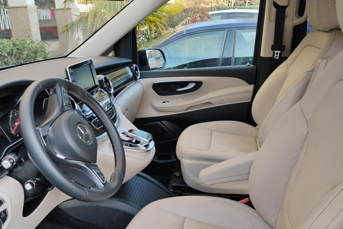 o vedere a scaunelor din față ale unei mașini Mercedes-Benz