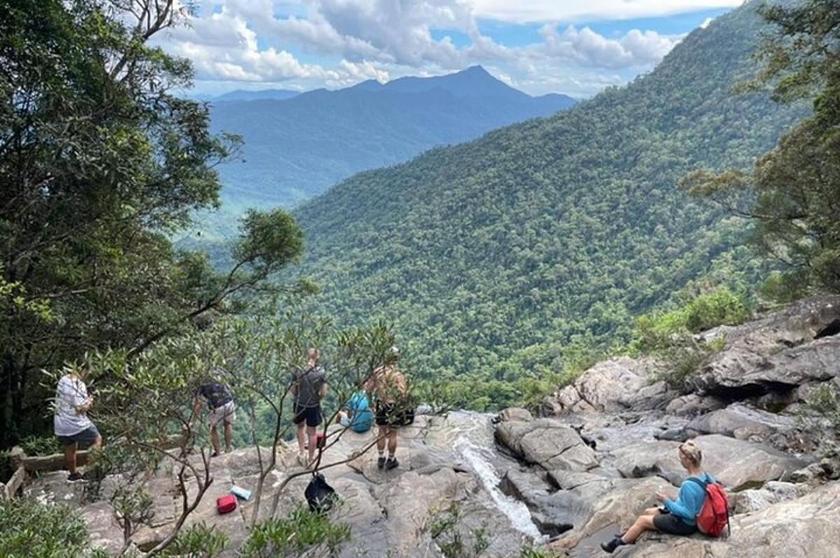 un grupo de personas caminando por una montaña rocosa