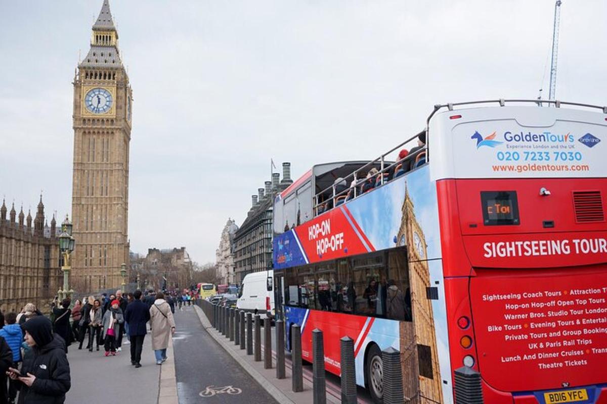 un autobus rosso a due piani parcheggiato di fronte al Big Ben