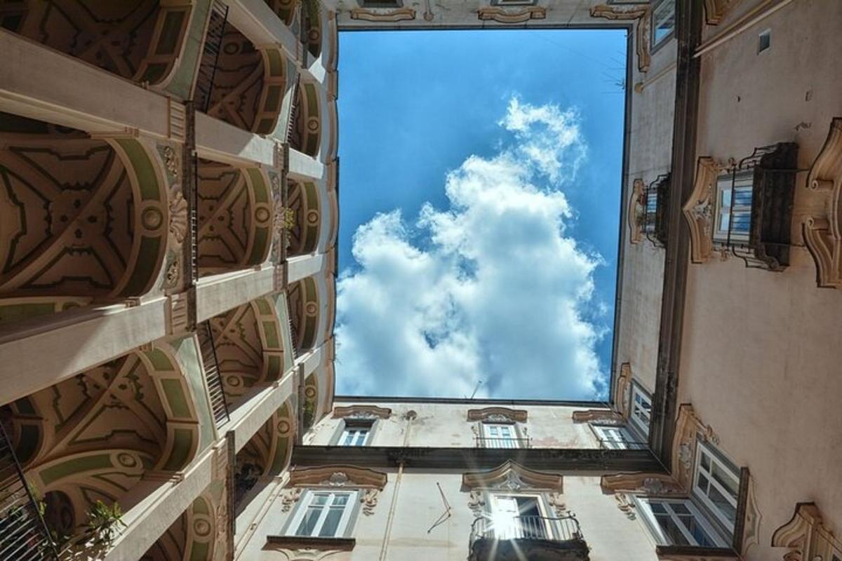 pogled na nebo skozi okno v stavbi