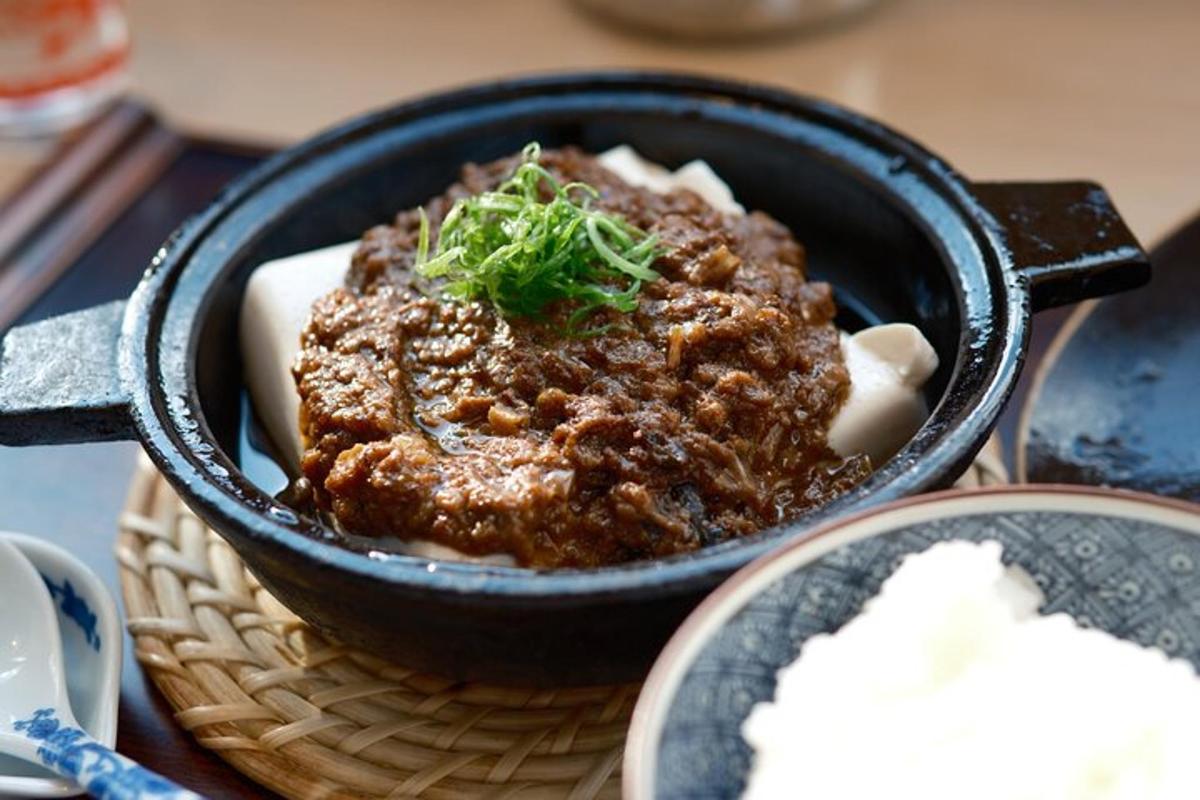 テーブルの上に置かれたボウルの食べ物