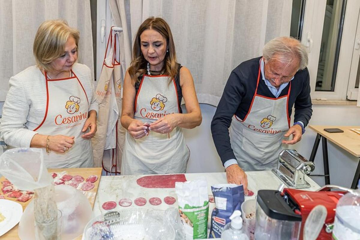 muž a dvě ženy v kuchyni připravují jídlo