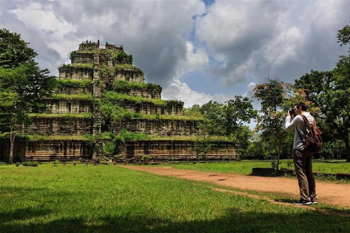 un uomo che scatta una foto di un grande edificio