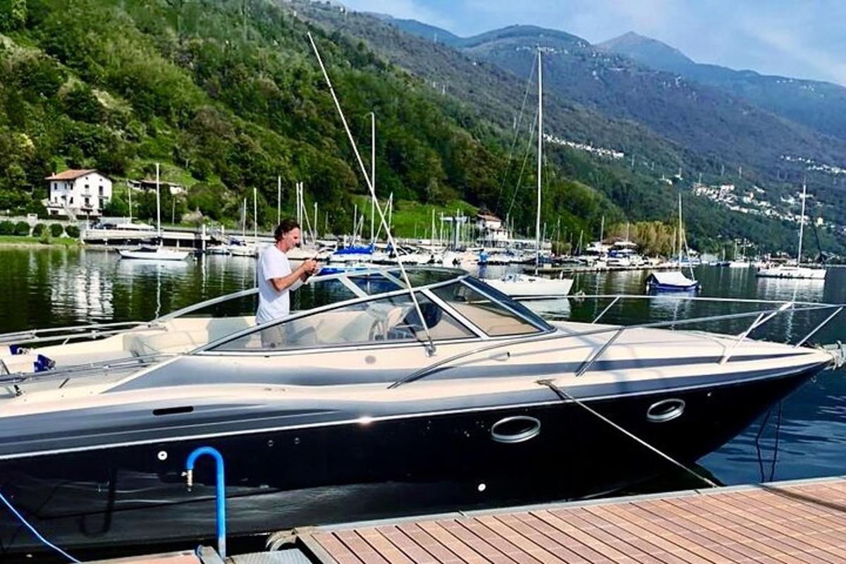 Un hombre de pie en un barco en un puerto deportivo