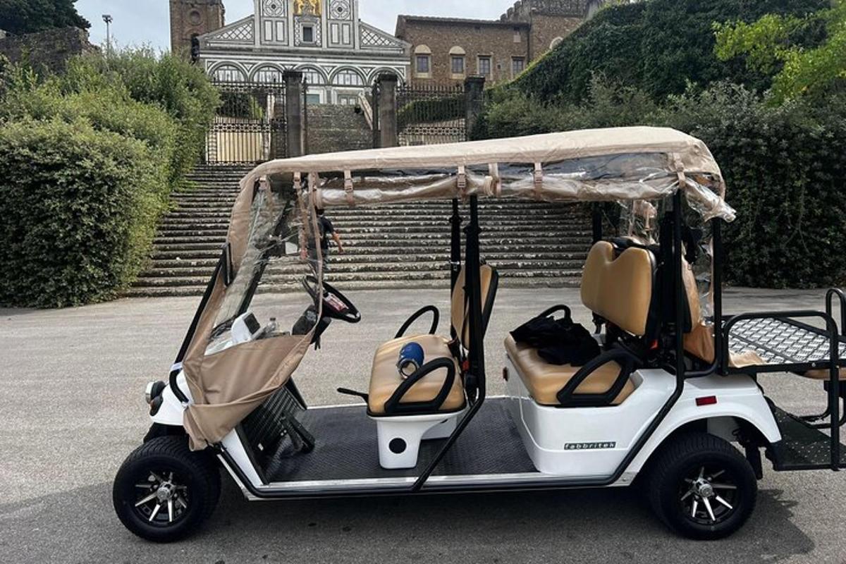 golfbíll lagður fyrir framan byggingu