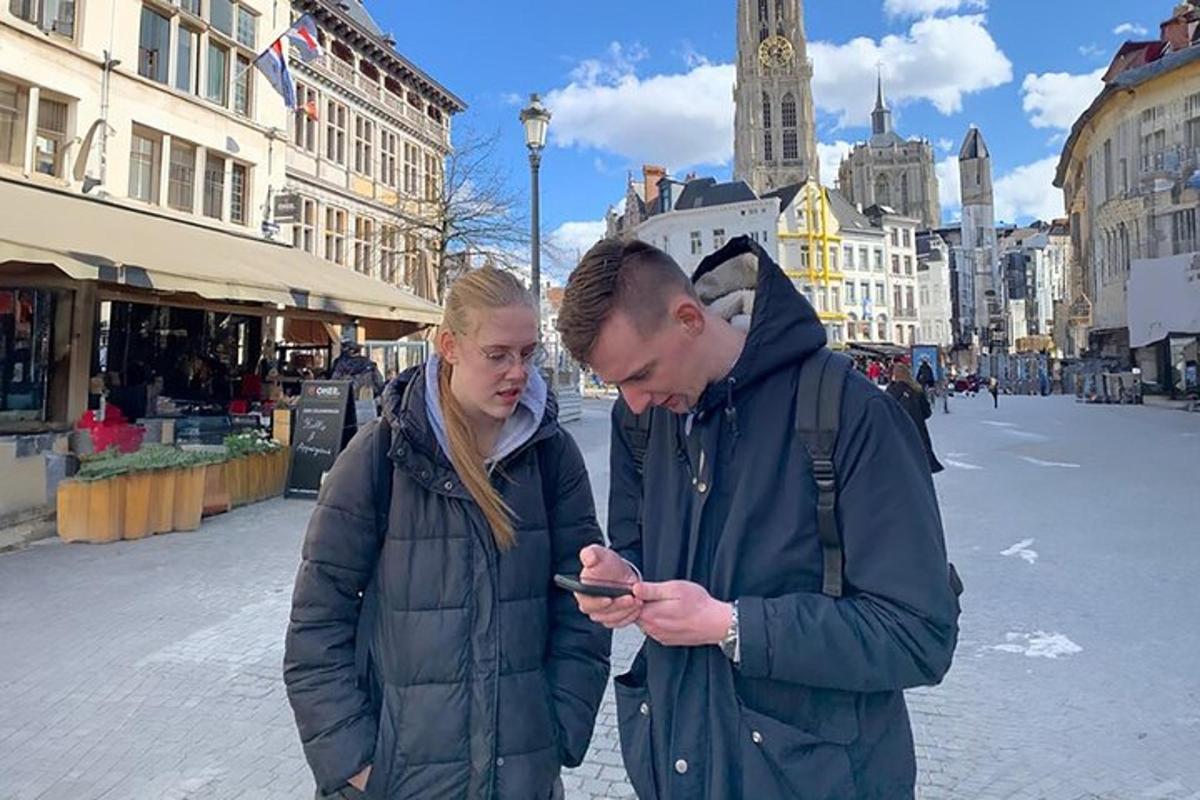 muž a žena se dívají na mobilní telefon