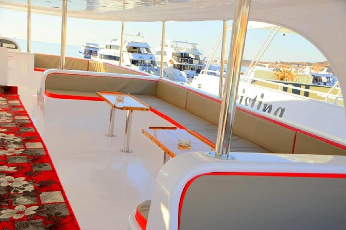 Un barco con dos bancos y una mesa en un barco.