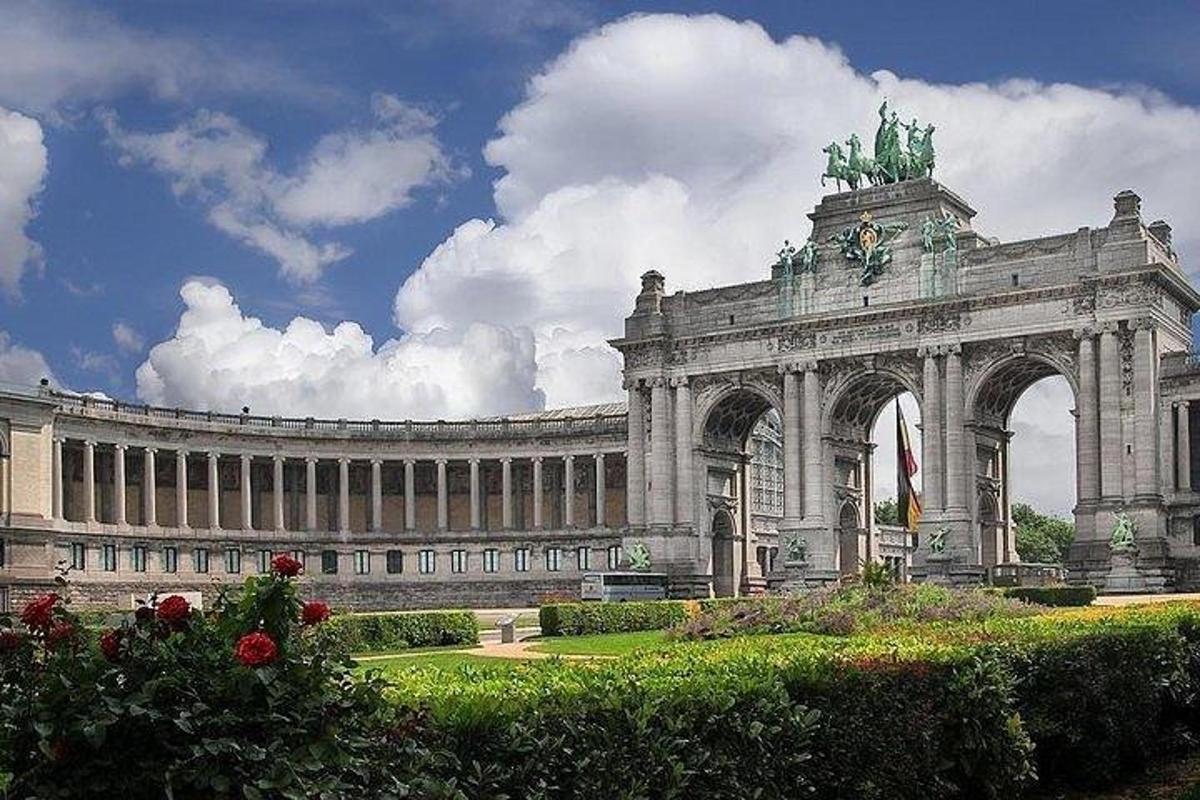duży budynek ze statuą na szczycie