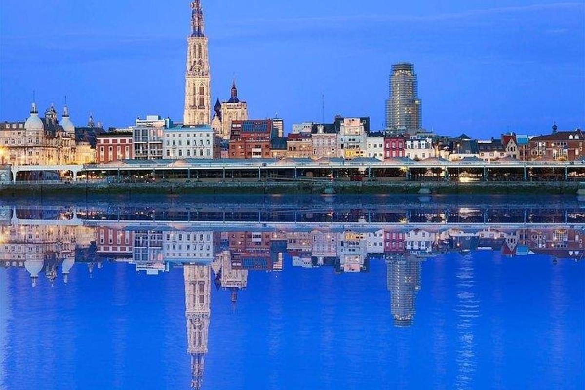 panorama miasta z odbiciem w wodzie