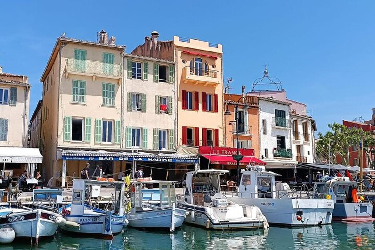 Un grupo de barcos atracados en un puerto con edificios.