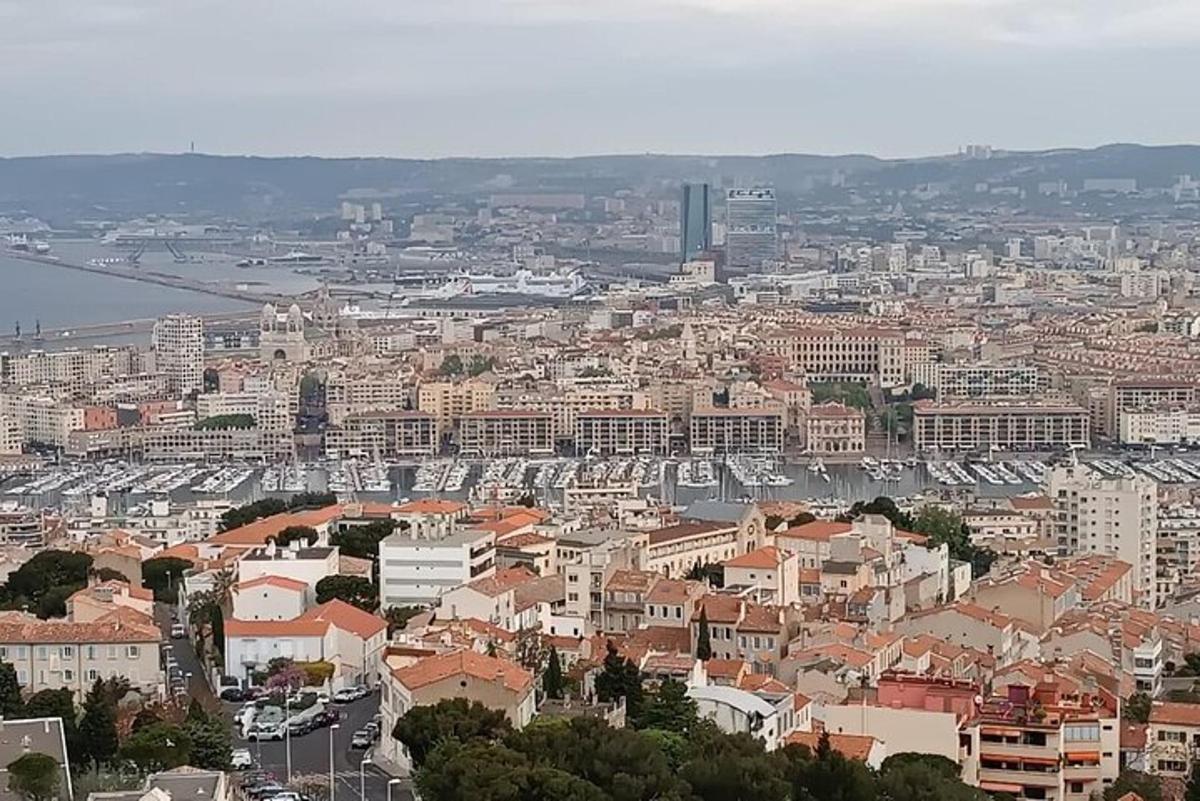 Una vista de una ciudad con casas y edificios.